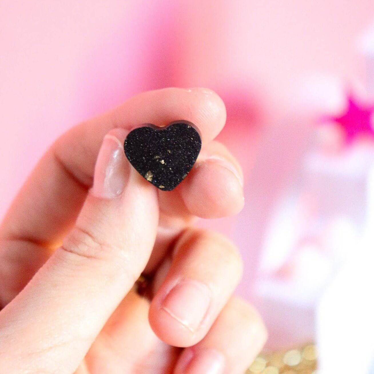 Mini Pin's coeur noir à feuille d'or - Autours Madame